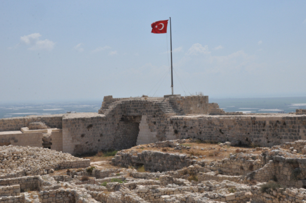 Silifke Kalesi'nde kötülükten koruduğuna inanılan 'tılsımlı mezar tableti' bulundu