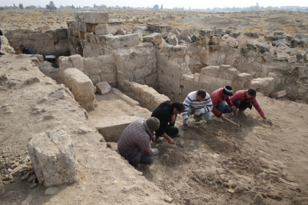 Şanlıurfa'da katedral kazısında vitraylar bulundu